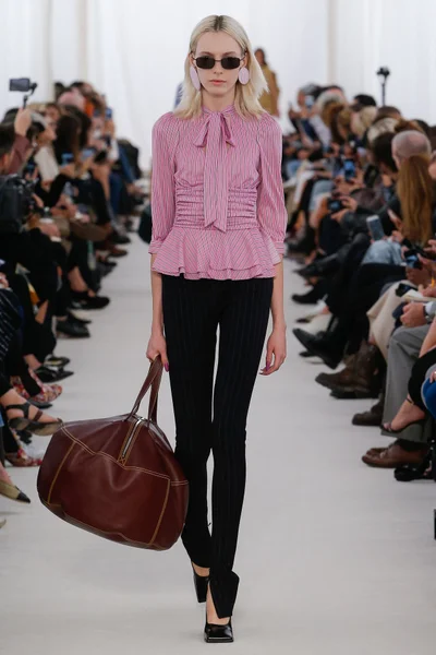 Look 16